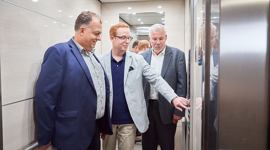 KONEs Pierre Jansson tillsammans med Fredrik och Håkan i Brf Aseastans styrelse