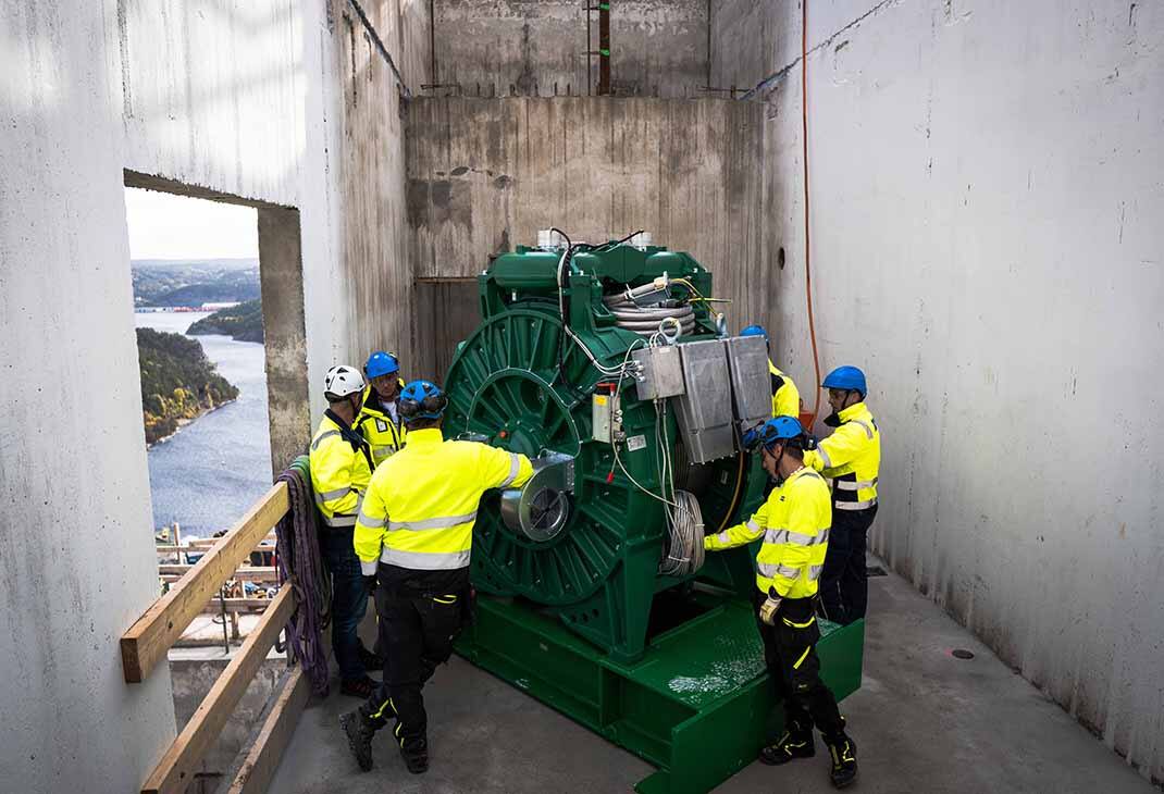 img_Nexans_elevator_motor_and_technicians_1070x730