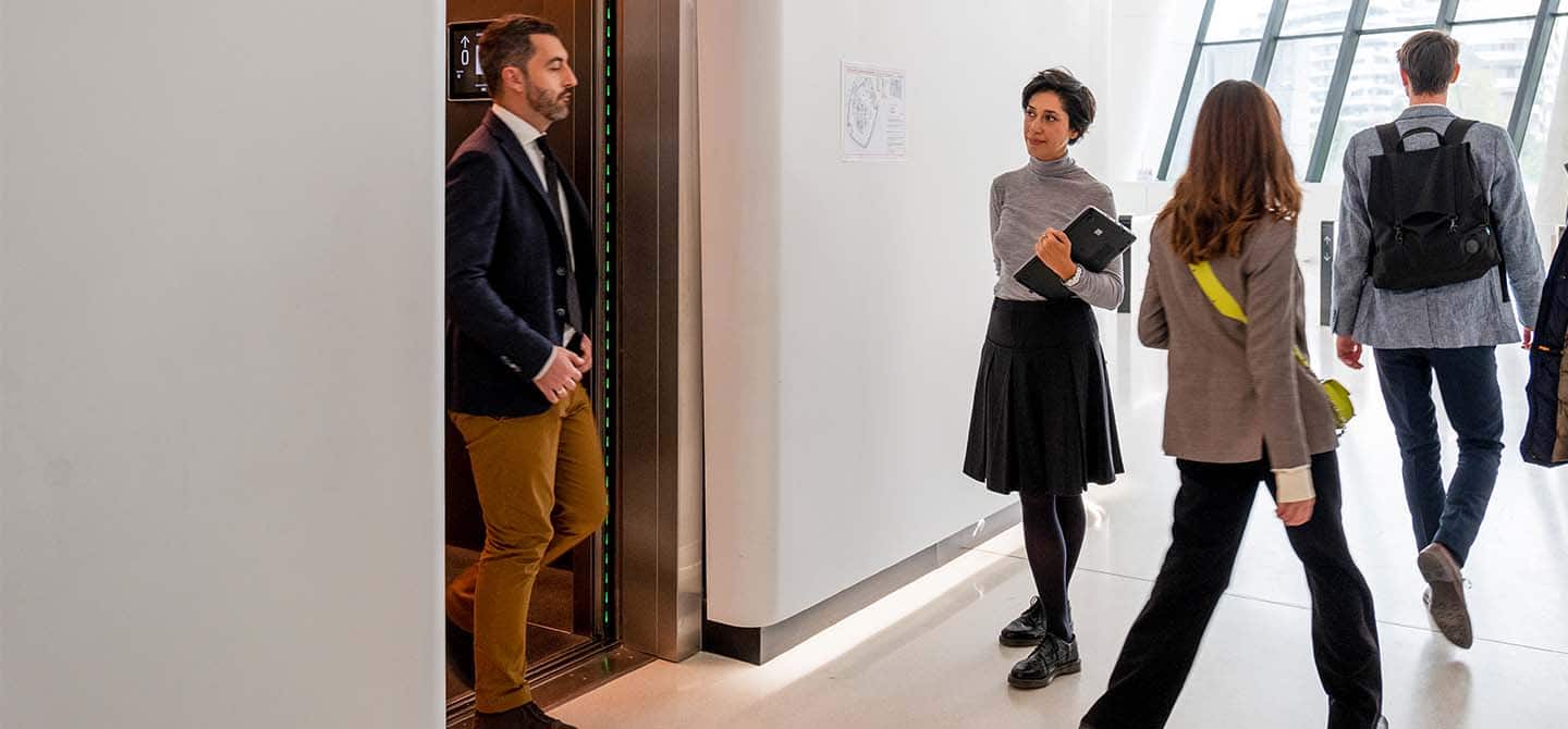 img_people_flow_in_hotel_lobby_1440x670