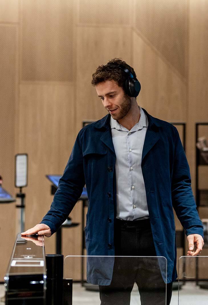 img_viavika_man_entering_0730x1070