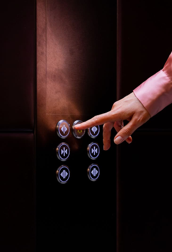 img_viavika_womans_hand_pressing_button_0730x1070