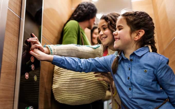 img_children-pushing-elevator-button-680x425
