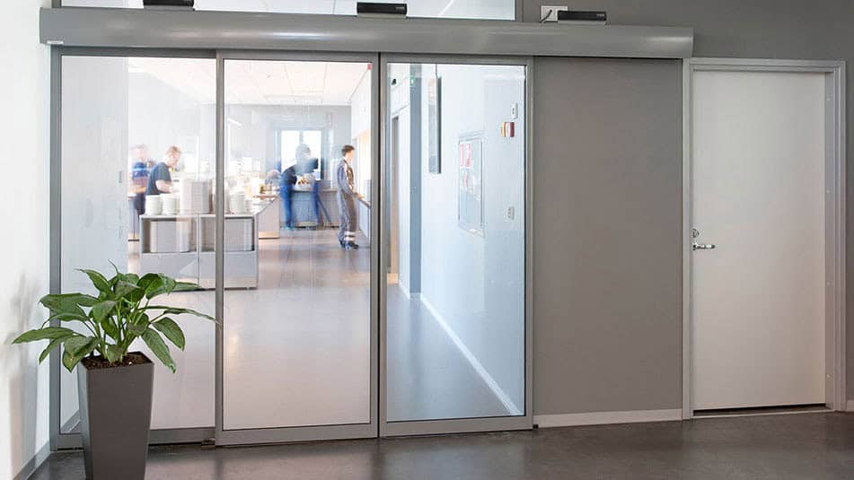 KONE UniDrive® for sliding doors ensures smooth people flow in various environments.
