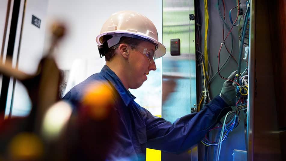 Förhindra haverier som drar mycket energi, och se till att din hiss fungerar smidigt genom service och övervakning av din utrustning regelbundet, till exempel med KONE 24/7 Connected Services.