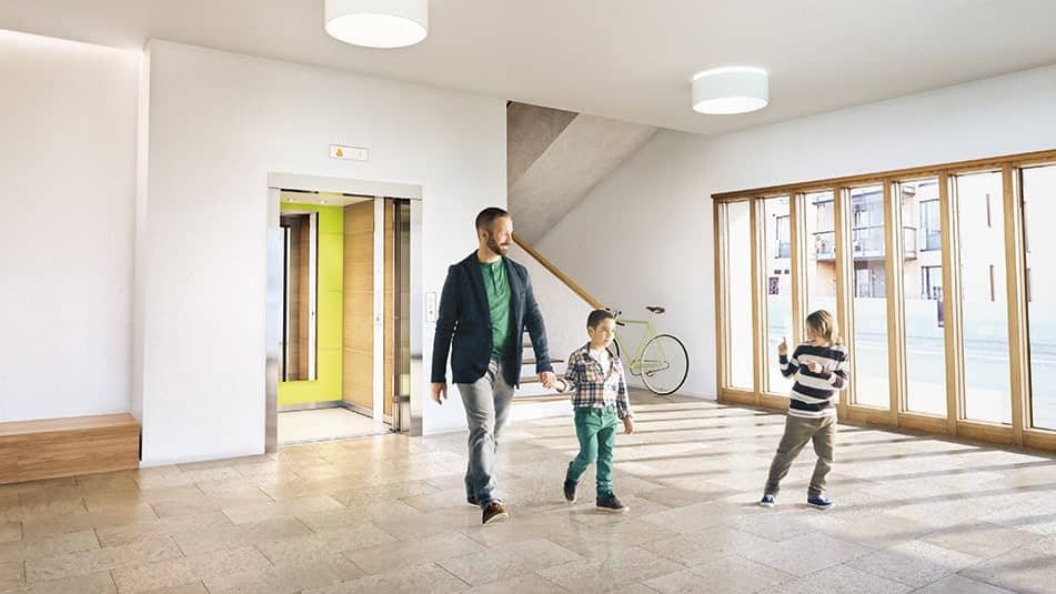 Överväg att ta trapporna om du fysiskt kan göra det – det är roligt, hälsosamt och energibesparande.